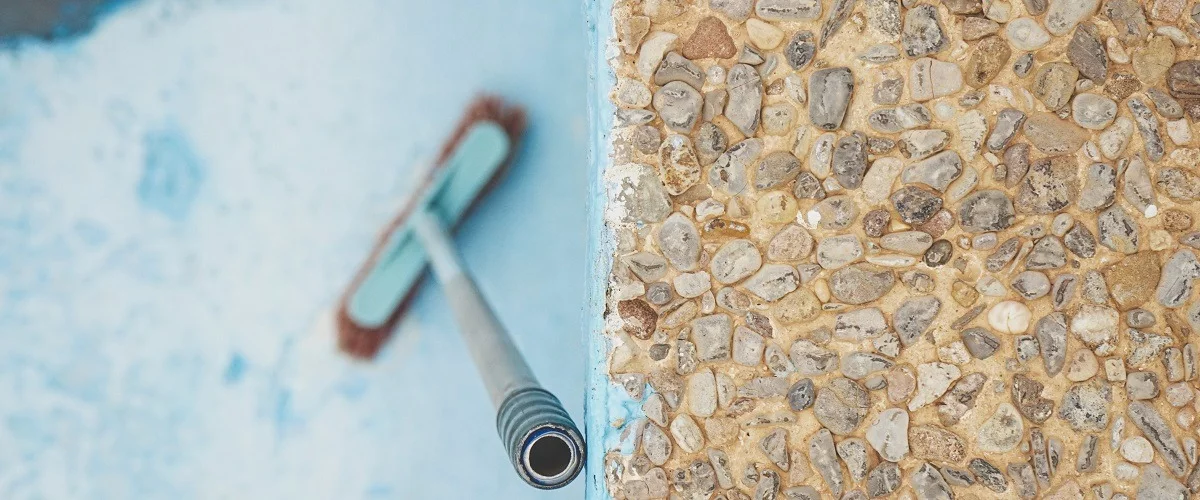 Restoring swimming pools or cleaning swimming pools